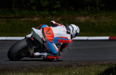 Litvanya, Kaunas 05-06-2021 Hızlı Beyaz Japon Motorsikleti.