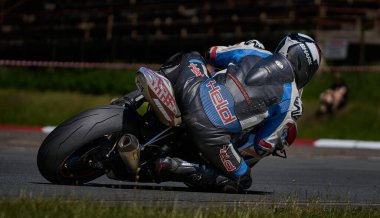 Riga, Letonya, 12-06-2021 motosiklet sürücüsü köşeyi dönüyor. Arkadan bak. MotoGP sürücüsü.