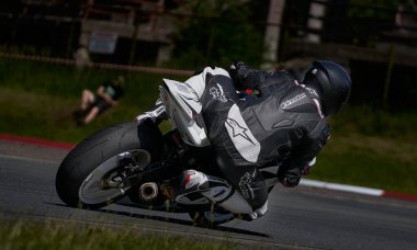 Riga, Letonya, 12-06-2021 motosiklet sürücüsü köşeyi dönüyor. Arkadan bak. MotoGP sürücüsü.