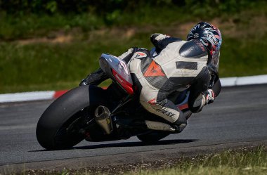 Riga, Letonya, 12-06-2021 motosiklet sürücüsü köşeyi dönüyor. Arkadan bak. MotoGP sürücüsü.