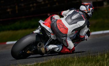 Riga, Letonya, 12-06-2021 motosiklet sürücüsü köşeyi dönüyor. Arkadan bak. MotoGP sürücüsü.
