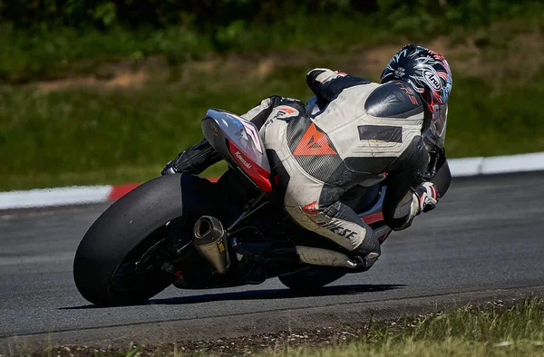 Riga, Letonya, 12-06-2021 motosiklet sürücüsü köşeyi dönüyor. Arkadan bak. MotoGP sürücüsü.