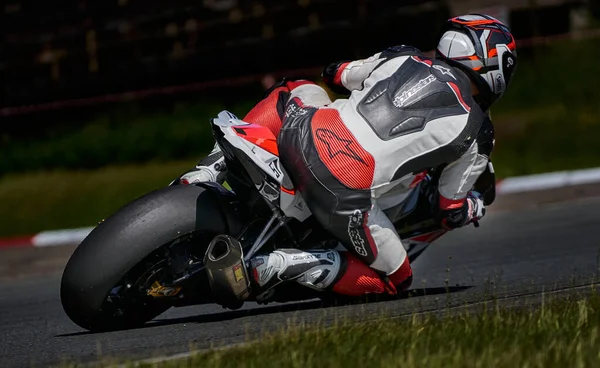 Riga, Letonya, 12-06-2021 motosiklet sürücüsü köşeyi dönüyor. Arkadan bak. MotoGP sürücüsü.