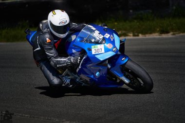 10-05-2021 Riga, Letonya. Normal yolda motosiklet sürücüsü. MotoGP yarışı.