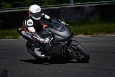 10-05-2021 Riga, Letonya. Normal yolda motosiklet sürücüsü. MotoGP yarışı.