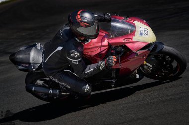 10-05-2021 Riga, Letonya. Normal yolda motosiklet sürücüsü. MotoGP yarışı.