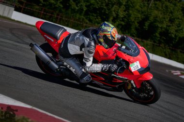 10-05-2021 Riga, Letonya. Normal yolda motosiklet sürücüsü. MotoGP yarışı.