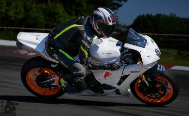 10-05-2021 Riga, Letonya. Normal yolda motosiklet sürücüsü. MotoGP yarışı.