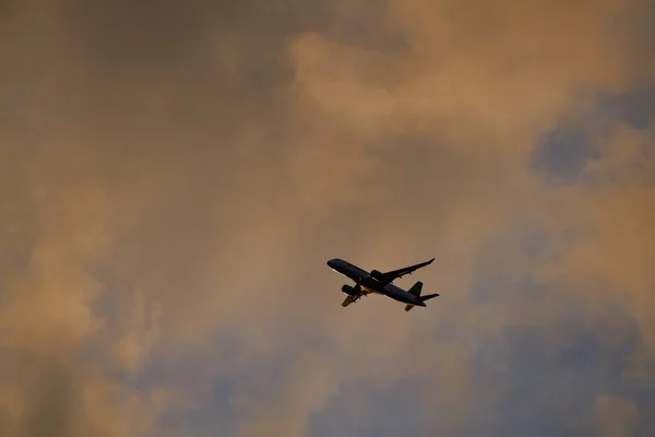 Gün Batımında Uçak Silueti Bulutlu Gökyüzü — Stok fotoğraf