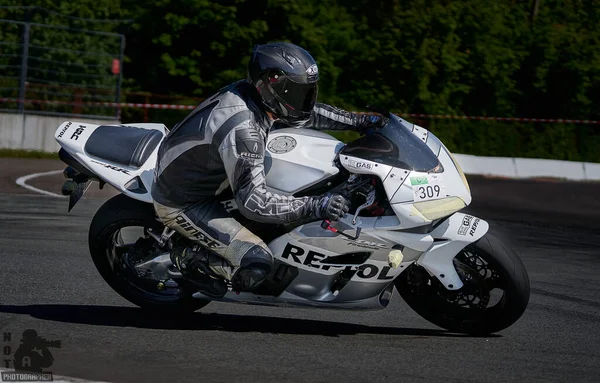 2021 Рига Латвія Гонщик Мотоциклі Звичайній Дорозі Motogp Racing — стокове фото