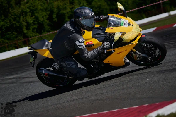 2021ラトビアのリガ 普通の道路でオートバイのライダー Motogpレース — ストック写真