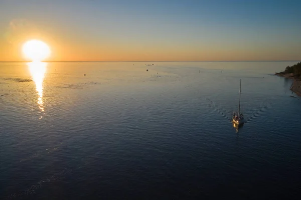 2021年6月9日 拉脱维亚Jurmala号游艇在日落时分起航 度假生活景观 游艇旅游 海上夜游 日落时分乘坐豪华游艇的浪漫之旅 — 图库照片