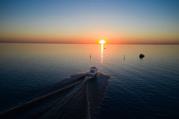 2021 Jurmala Latvia小船扬帆在海里迎接日落 — 图库照片