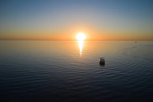 2021 Jurmala Latvia小船扬帆在海里迎接日落 — 图库照片
