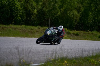 Litvanya, Kaunas 05-06-2021 Bir motorcunun ön görüntüsünün yakın plan portresi.