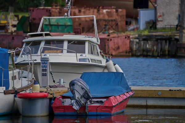 Kleines Motorboot an einem Seil im Replot-Pier vor Anker — Stockfoto