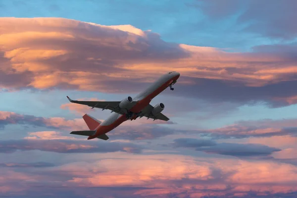 Sunset Airplane Travel. Avión contra el sol poniente. — Foto de Stock