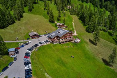 Avusturya dağ manzara: dağlar, ormanlar, çayırlar ve çiftlik