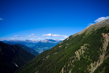 Grosser Rettenstein Zirvesi 'nin arka planında muhteşem bir yaz manzarası olan ünlü Panoramabahn Kitzbueheler Alpen, Salzburg, Avusturya.