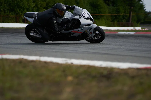 2021リトアニア カウナスMotogpライダー 高速スポーツバイクでのオートバイ乗り — ストック写真