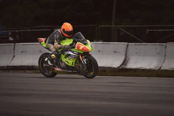 2021 Lithuania Kaunas Moto Rider Motorcyclist Rides Fast Sport Bike — Zdjęcie stockowe