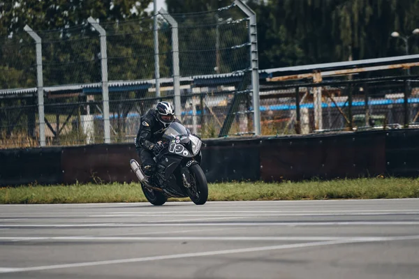 2021リトアニア カウナス ライダー 高速スポーツバイクでのオートバイ乗り — ストック写真