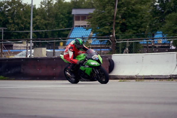 2021 Lithuania Kaunas Moto Rider Motorcyclist Rides Fast Sport Bike — Zdjęcie stockowe