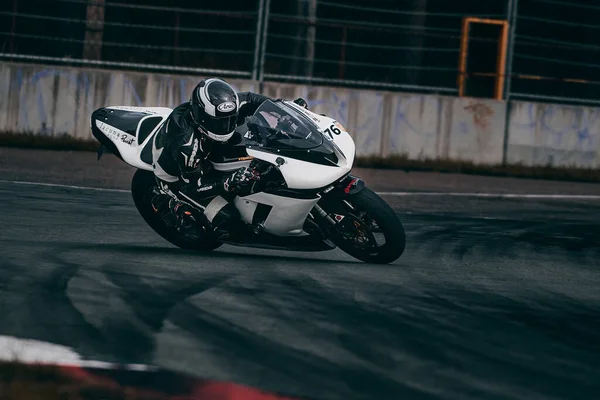 2021リトアニア カウナスMotogpライダー 高速スポーツバイクでのオートバイ乗り — ストック写真