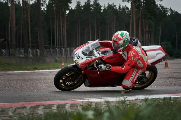 2021リトアニア カウナスMotogpライダー 高速スポーツバイクでのオートバイ乗り — ストック写真