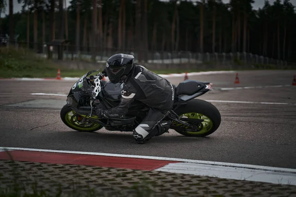 2021 Lithuania Kaunas Moto Rider Motorcyclist Rides Fast Sport Bike — 图库照片