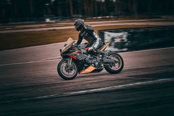 2021 Lithuania Kaunas Moto Rider Motorcyclist Rides Fast Sport Bike — Zdjęcie stockowe