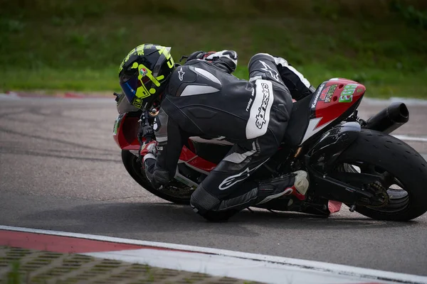 2021リトアニア カウナス ライダー 高速スポーツバイクでのオートバイ乗り — ストック写真