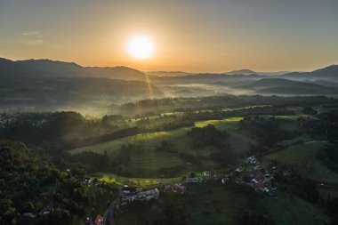 Kozalaklı Orman ve Dağlar Peyzaj Gezisi huzurlu yaz manzarası yeşili. Dağların üzerinden gün batımı.