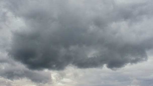 La nube di tempesta si muove rapidamente sul cielo grigio — Video Stock