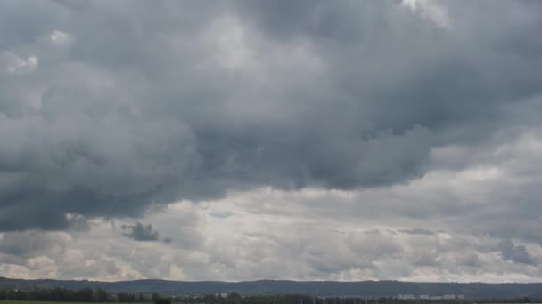 Burzowe chmury przenieść na lany niebo cienie. — Wideo stockowe