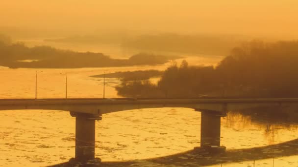 Vista aérea do pôr do sol sobre a ponte . — Vídeo de Stock