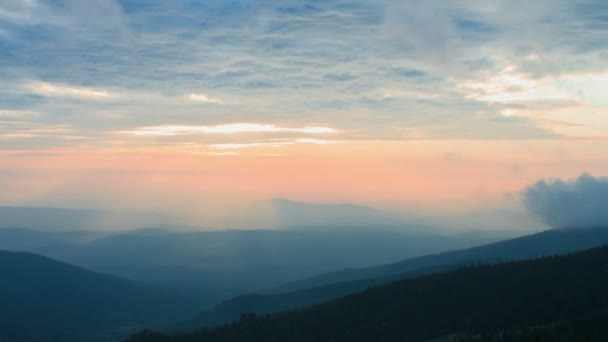 Niebla y nubes en las montañas una puesta de sol — Vídeo de stock