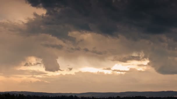 Dramatische hemel met stormachtige wolken. — Stockvideo