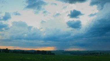 Yağmur bulutları alanı bir gün batımı, zaman atlamalı taşımak..