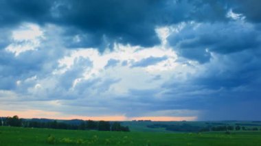 Yağmur bulutları alanı bir gün batımı, zaman atlamalı taşımak..