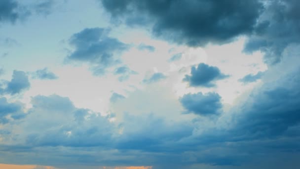 Nuvole di pioggia commoventi un tramonto . — Video Stock
