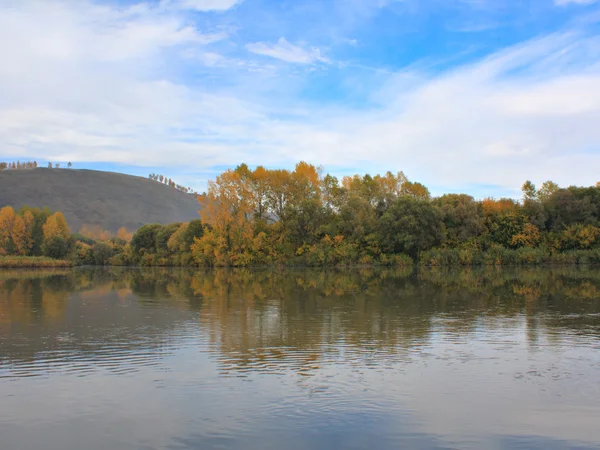 秋天有河流的风景. — 图库照片