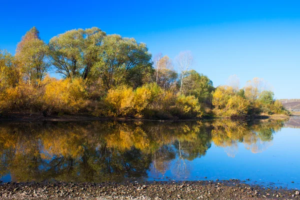 Herbstlandschaft mit Fluss — Stockfoto