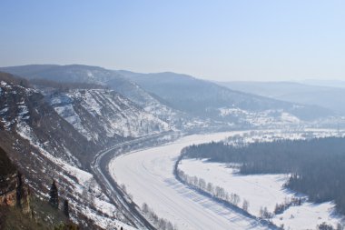 Donmuş nehirli kış manzarası