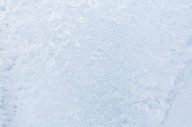 Kış camında buz desenleri.