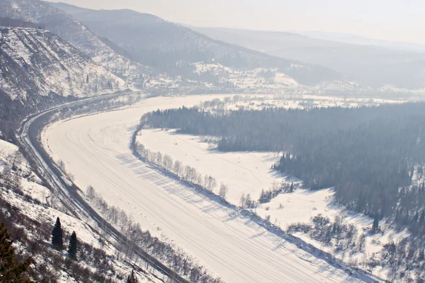 Donmuş nehir ve karlı kış manzarası