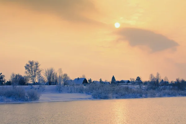 Paisagem de inverno com rio. — Fotografia de Stock