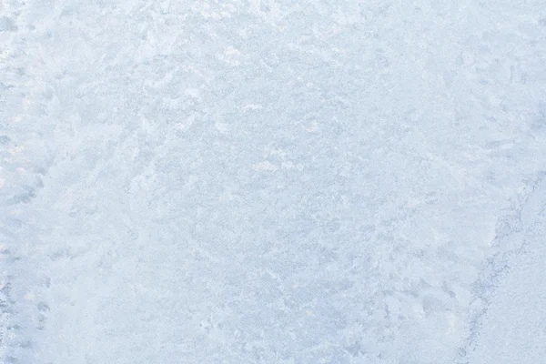 Kış camında buz desenleri.