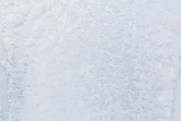 Frostiges natürliches Muster am Winterfenster. — Stockfoto