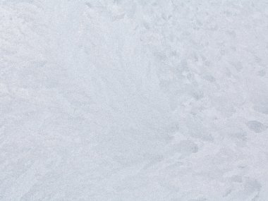 Kış camında buz desenleri.